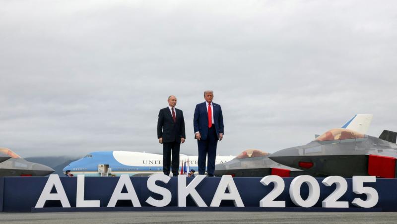 ABD Başkanı Donald Trump ve Rusya Devlet Başkanı Vladimir Putin, Alaska'da hatıra fotoğrafı çektirdi, 15 Ağustos 2025 / Fotoğraf: AFP