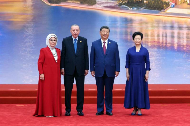 Cumhurbaşkanı Recep Tayyip Erdoğan, eşi Emine Erdoğan, Çin Devlet Başkanı Şi Cinping ve eşi Peng Liyuan 31 Ağustos 2025’te Çin’in Tiencin kentinde düzenlenen Şanghay İşbirliği Örgütü (ŞİÖ) karşılama törenine katıldı / Fotoğraf: Türkiye Cumhurbaşkanlığı Ba