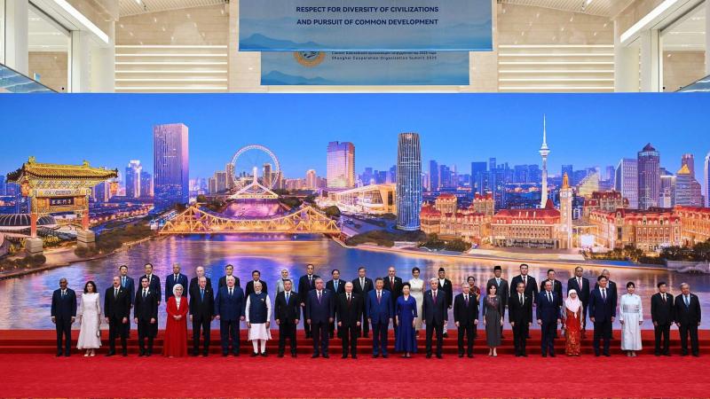 31 Ağustos 2025 tarihinde, Şi Cinping ve eşi Peng Liyuan’ın ev sahipliğinde, devlet ve hükümet başkanları ile eşleri onuruna Tiencin Meijiang Uluslararası Kongre ve Sergi Merkezi’nde bir resepsiyon ve konser programı düzenlendi / Fotoğraf: Wikipedia