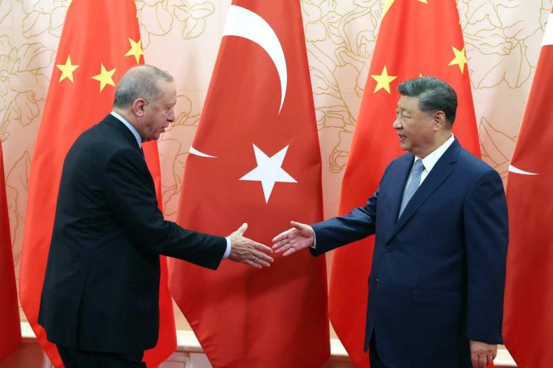 Cumhurbaşkanı Recep Tayyip Erdoğan, 31 Ağustos 2025’te Çin’in Tiencin kentinde Çin Devlet Başkanı Şi Cinping ile tokalaşıyor / Fotoğraf: AA 