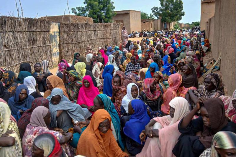 El-Faşir’de acil gıda yardımını bekleyen Sudanlı kadınlar, 11 Ağustos 2025 / Fotoğraf: AFP