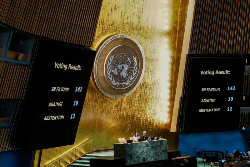 ABD’nin New York kentindeki BM genel merkezinde, BM Genel Kurul üyelerinin Filistin sorunu ve iki devletli çözümün uygulanması konusunda verdikleri oyların sayısının gösterildiği ekranlar, 12 Eylül 2025 / Fotoğraf: Reuters