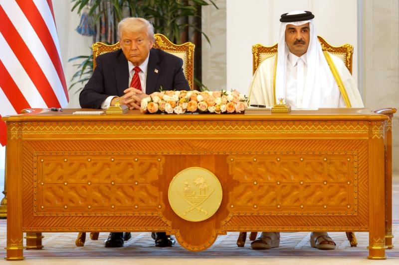 Katar Emiri Şeyh Temim bin Hamad Al Sani (sağda), 14 Mayıs 2025'te Doha'da düzenlenen imza töreninde ABD Başkanı Donald Trump'ın yanında oturuyor / Fotoğraf: AFP