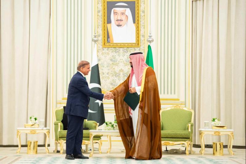 Suudi Arabistan Veliaht Prensi Muhammed bin Selman, Pakistan Başbakanı Şahbaz Şerif ile el sıkışıyor / Fotoğraf: SPA