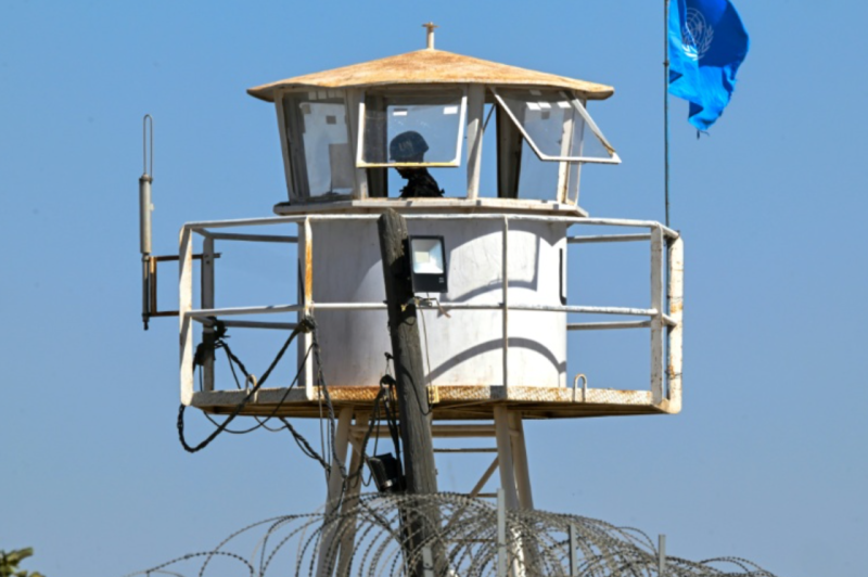 Birleşmiş Milletler Gözlem Gücü'nden bir asker, işgal altındaki Golan Tepeleri sınırına yakın Kuneytra’daki bir gözlem noktasında duruyor / Fotoğraf: AFP