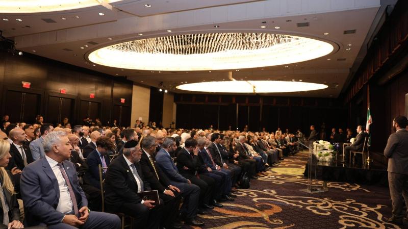 ABD'deki Suriye toplumu, pazar günü New York'ta Cumhurbaşkanı Ahmed eş-Şara ile bir araya geldi. Toplantıya 11 Suriyeli Yahudi göçmen de katıldı (web siteleri)