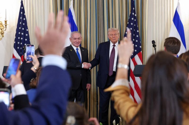ABD Başkanı Donald Trump ve İsrail Başbakanı Binyamin Netanyahu, Beyaz Saray'ın Resmi Yemek Salonu'nda düzenlenen ortak basın toplantısında tokalaşırken, basın mensupları soru sormak için ellerini kaldırıyor, 29 Eylül 2025 / Fotoğraf: Reuters