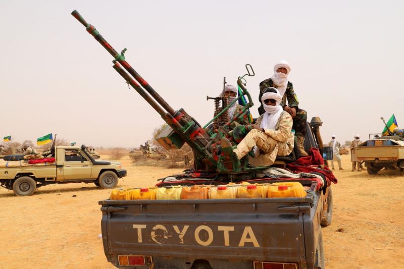 Mali'nin Azavad bölgesindeki silahlı siyasi hareket olan Azavad Kurtuluş Hareketi'nden (MSA) silahlı adamlar, bir kamyonetin arkasına monte edilmiş bir uçaksavar silahıyla Menaka dışındaki çöl bölgesinde toplandıkları sırada, 14 Mart 2020 / Fotoğraf: AFP