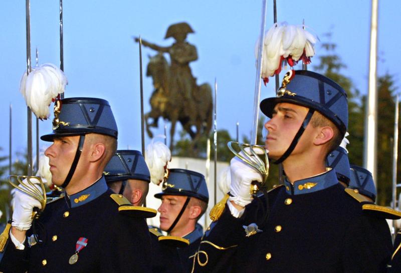 Napolyon Bonapart'ın atlı heykelinin önünde kılıçlarını selamlama pozisyonunda tutan Saint-Cyr Askeri Uzmanlık Okulu öğrencileri, 19 Temmuz 2002 / Fotoğraf: AFP