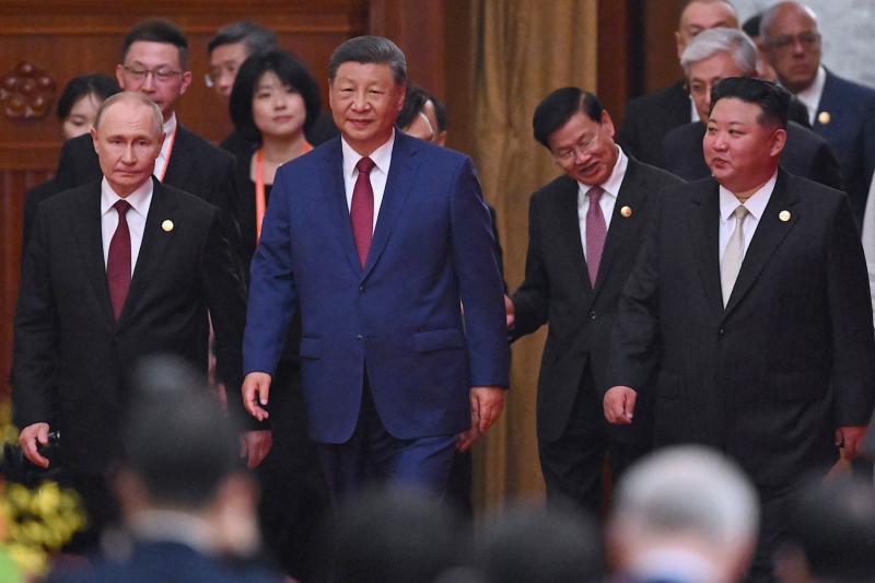 Çin Devlet Başkanı Şi Cinping, Kuzey Kore lideri Kim Jong-un ve Rusya Devlet Başkanı Vladimir Putin, Japonya'ya karşı kazanılan zaferin 80. yıldönümü için düzenlenen askeri geçit töreninin ardından Büyük Halk Salonu'nda düzenlenen resepsiyona katıldılar, 