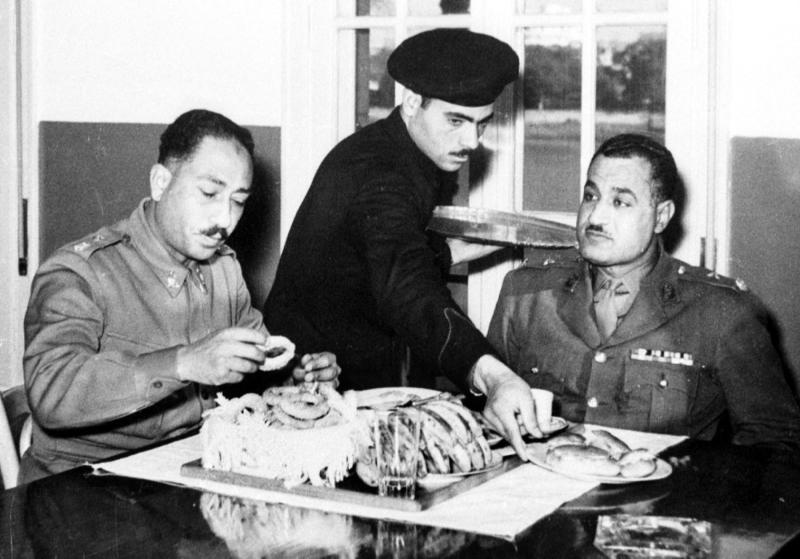 Mısır Hür Subaylar Hareketi üyeleri ve Mısır’ın gelecekteki cumhurbaşkanları Cemal Abdunnasır (sağda) ve Enver Sedat (solda), 1952 yılının ağustos ayına ait bu fotoğrafta Kahire'de birlikte yemek yiyorlar / Fotoğraf: AFP