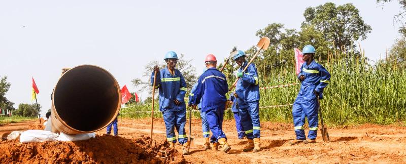 Nijer'deki Agadem-Simi petrol boru hattının inşaat sahasında çalışan Çinli ve Nijeryalı işçiler / Fotoğraf: Africa Sun