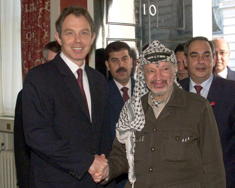 Tony Blair, 4 Mayıs 1998 tarihinde Londra'daki Başbakanlık Konutu’nda merhum Filistin Devlet Başkanı Yaser Arafat ile tokalaşırken / Fotoğraf: AFP