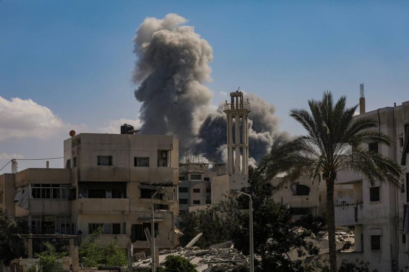 Gazze şehrine yönelik bombardıman, pazartesi gününden bu yana Mısır'ın Şarm eş-Şeyh kentinde devam eden müzakerelere rağmen dün de sürdü / Fotoğraf: EPA