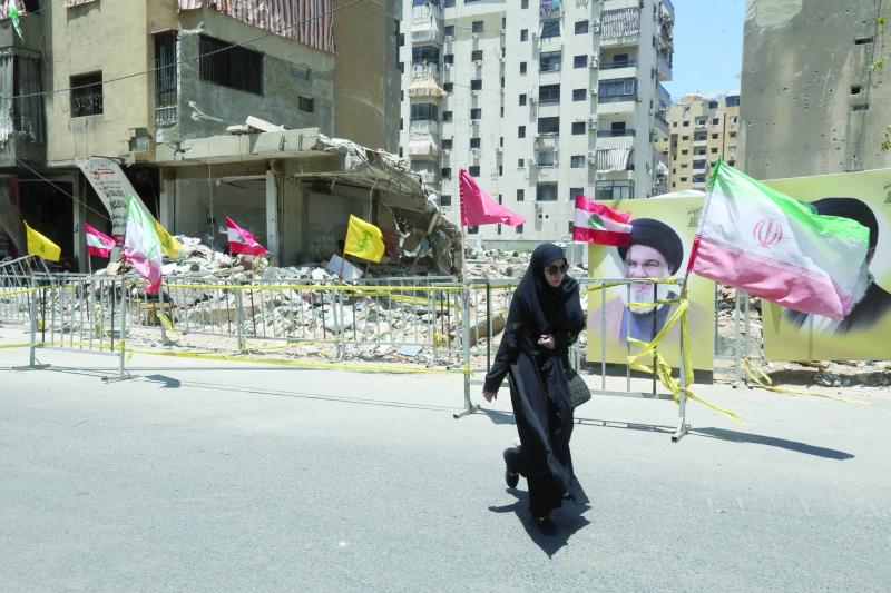 Beyrut'un güney banliyölerinde İsrail tarafından bombalanan bir bölgede Lübnan, İran ve Hizbullah bayrakları / Fotoğraf: EPA