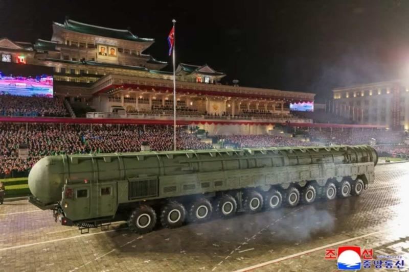 Kuzey Kore devlet medyası, Pyongyang’da gece düzenlenen bir askeri geçit töreninde yeni Hwasong-20 kıtalararası balistik füzesinin bir taşıyıcı fırlatıcı üzerinde sergilendiğini bildirdi / Fotoğraf: KCNA-CNN