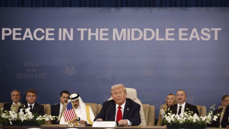 ABD Başkanı Donald Trump, 13 Ekim 2025'te Mısır'ın Şarm el-Şeyh kentinde düzenlenen Gazze Barış Zirvesi'ndeki imza törenine katıldı / Fotoğraf: Yoan Valat-EPA