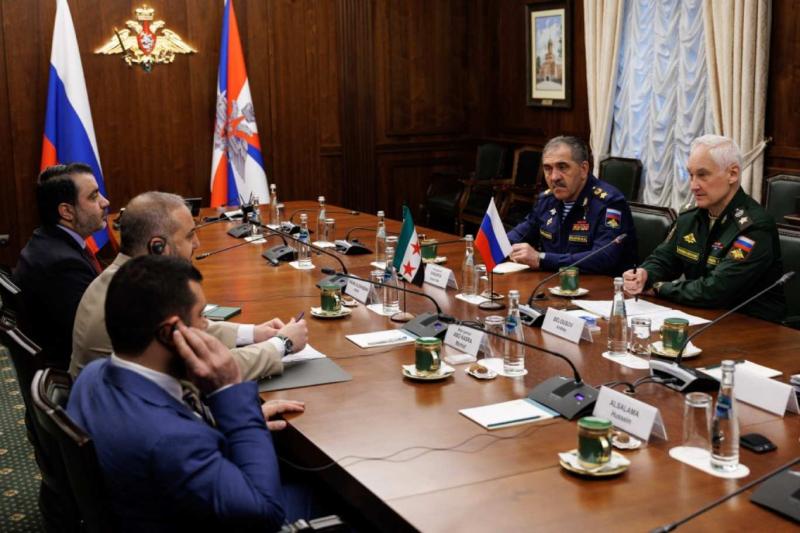 Rusya Savunma Bakanı Andrey Belousov ile Suriye Savunma Bakanı Murhaf Ebu Kasra'nın Moskova'da yaptığı görüşmeden bir kare, 31 Temmuz 2025 / Fotoğraf: AFP