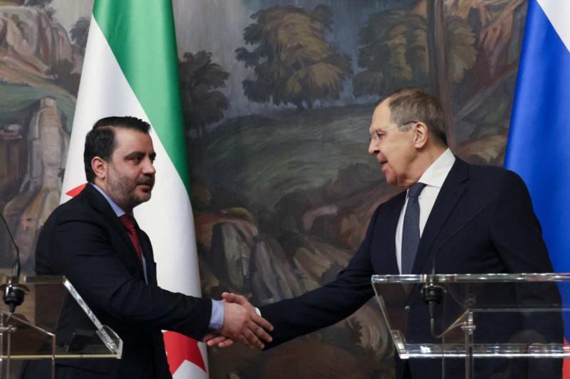 Suriye Dışişleri Bakanı Esad eş-Şeybani ve Rusya Dışişleri Bakanı Sergey Lavrov, Moskova'daki görüşmelerinin ardından düzenledikleri ortak basın toplantısının sonunda tokalaşırken, 31 Temmuz 2025 / Fotoğraf: AFP