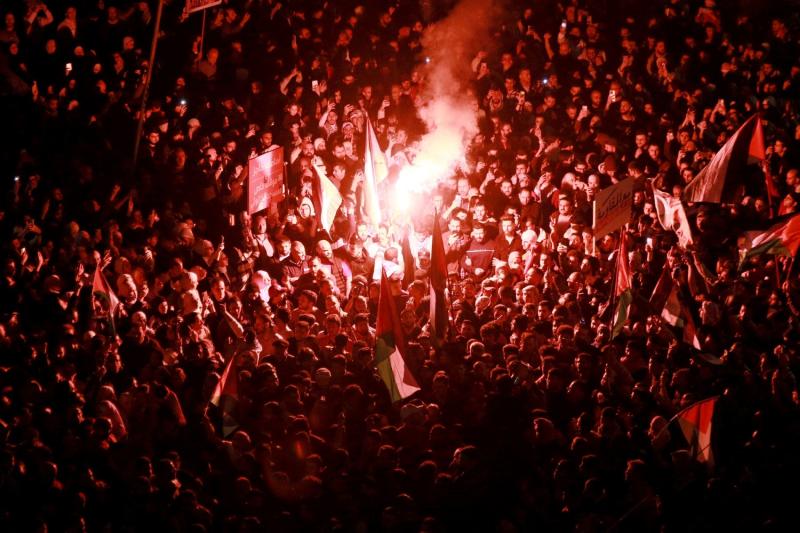 Amman'daki İsrail büyükelçiliği önünde protesto düzenleyen Ürdünlüler, 28 Mart 2024 / Fotoğraf: AFP