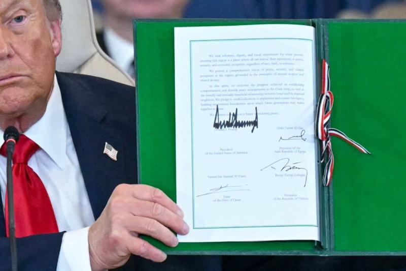 ABD Başkanı Donald Trump, 13 Ekim 2025'te Şarm eş-Şeyh'te düzenlenen Gazze konulu zirvede imzaladığı belgeyi gösterirken / Fotoğraf: AFP