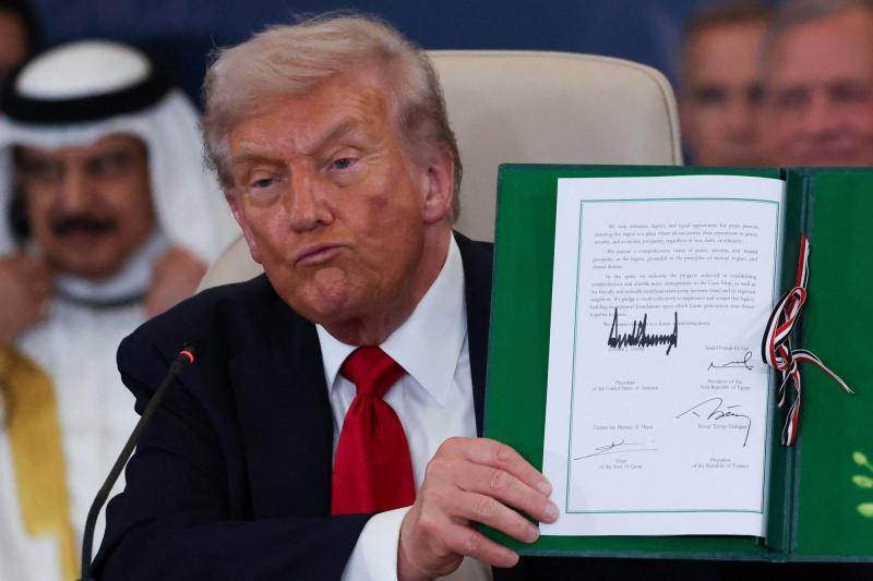 ABD Başkanı Donald Trump, 13 Ekim 2025'te Şarm eş-Şeyh'te imzalanan Gazze anlaşması belgesini elinde tutuyor / Fotoğraf: AP