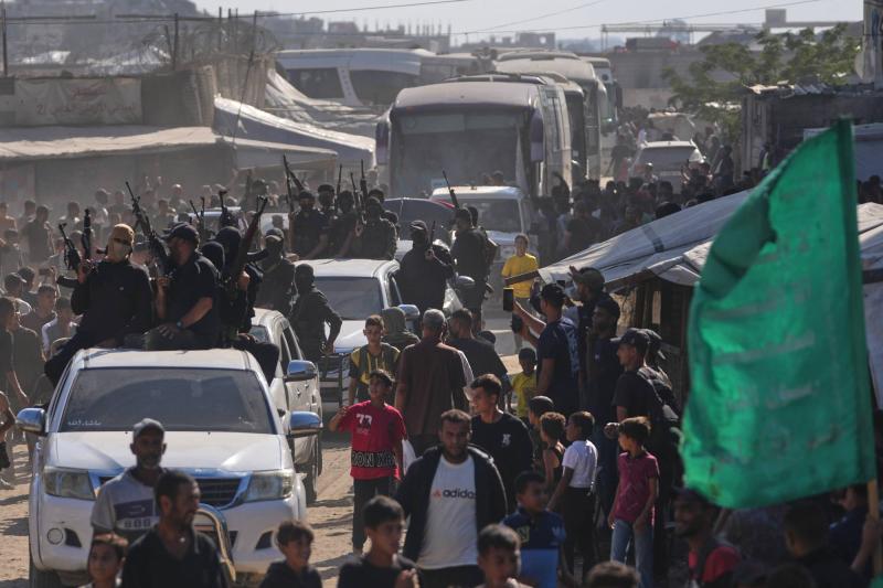 Hamas savaşçıları, 13 Ekim 2025'te Han Yunus'ta İsrail tarafından serbest bırakılan Filistinli mahkûmları taşıyan otobüslere eşlik ediyor / Fotoğraf: AP