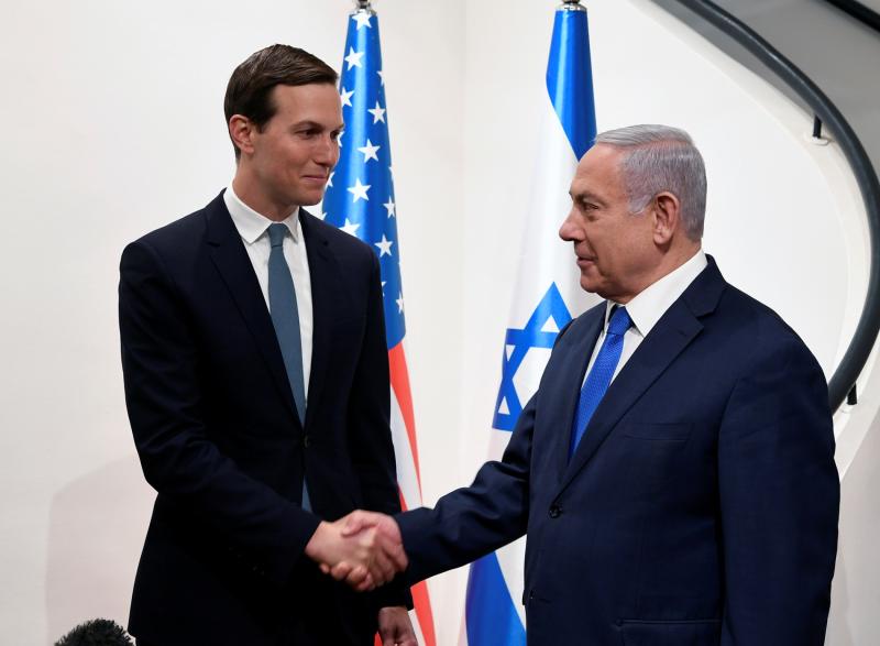 İsrail Başbakanı Binyamin Netanyahu, Kudüs'teki görüşmeleri sırasında Jared Kushner'ın elini sıkıyor / Fotoğraf: Reuters