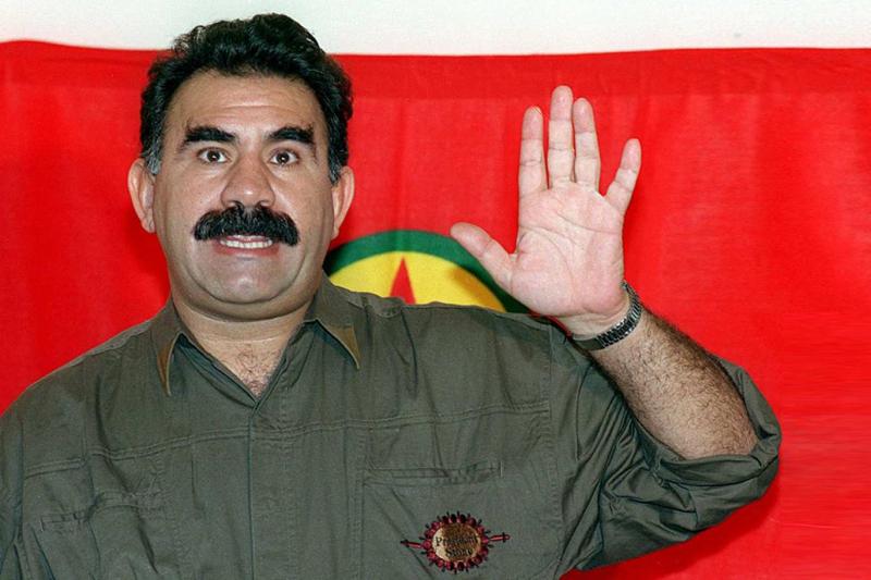 PKK lideri Abdullah Öcalan, Lübnan-Suriye sınırındaki Mesna'da düzenlediği basın toplantısında konuşurken, 28 Eylül 1993 / Fotoğraf: AFP