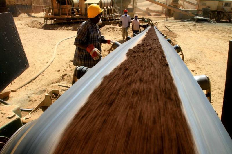 Başkent Hartum'un kuzeydoğusundaki Sudan çölünde bir altın madeni üretim hattında çalışan Sudanlı bir adam, 3 Ekim 2011 / Fotoğraf: AFP