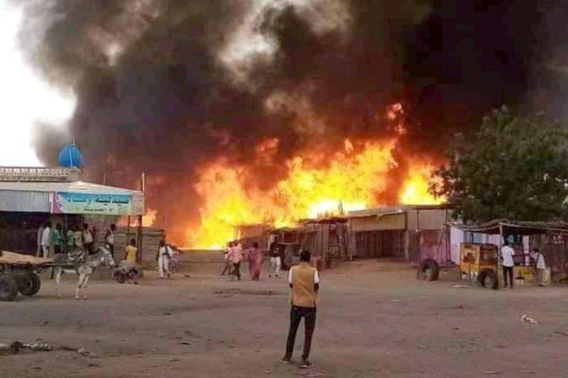 Kuzey Darfur eyaletinin başkenti el-Faşir’deki hayvan pazarından çıkan yangından dumanlar yükseliyor, 1 Eylül 2023 / Fotoğraf: AFP