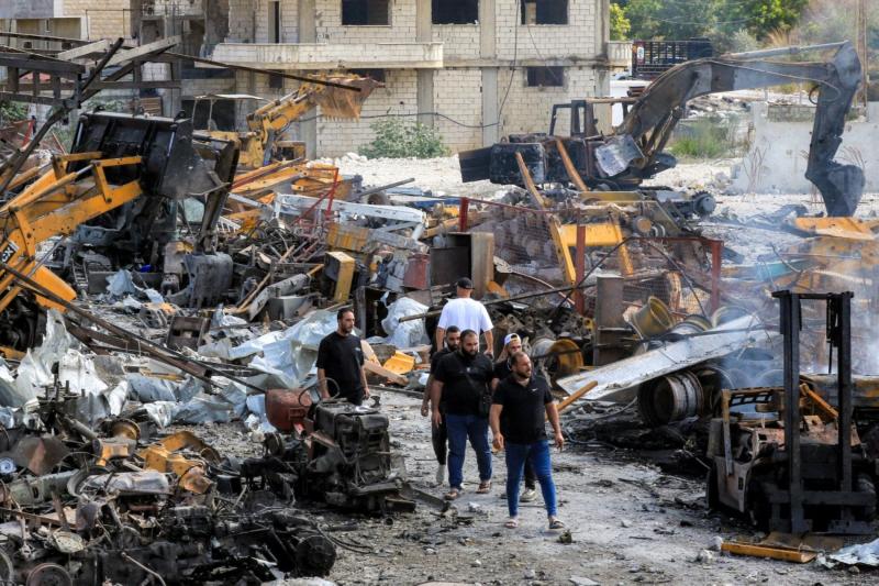 İsrail'in Güney Lübnan'daki Ensariye beldesinde bir sanayi bölgesine düzenlediği hava saldırıları sonrasında hasar gören buldozerleri ve makineleri inceleyenler, 4 Eylül 2025 / Fotoğraf: Mahmud Zayyat-AFP
