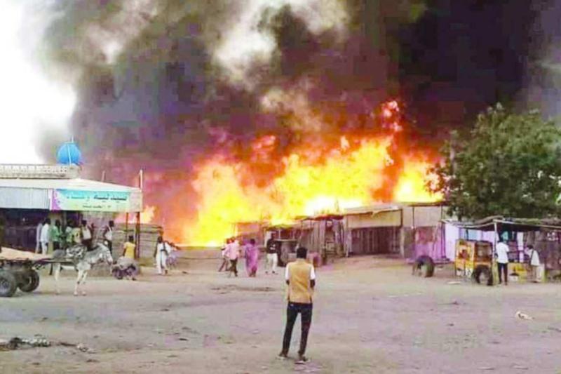 Çatışmalar sonucu el-Faşir'deki bir pazar yanıyor / Fotoğraf: AFP Çatışmalar sonucu el-Faşir'deki bir pazar yanıyor / Fotoğraf: AFP