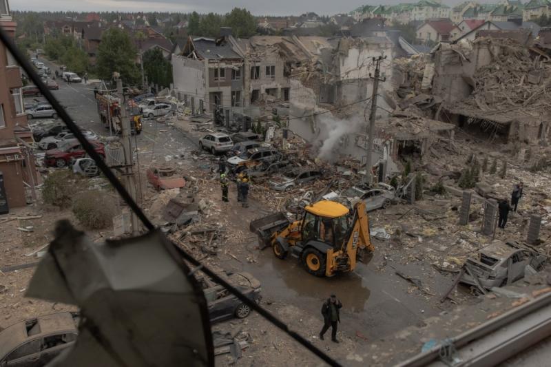 Kiev’in dış mahallelerinde gerçekleşen Rus hava saldırısının ardından ağır hasar gören konut binalarının durumunu gösteren bir görüntü, 28 Eylül 2025 / Fotoğraf: AFP