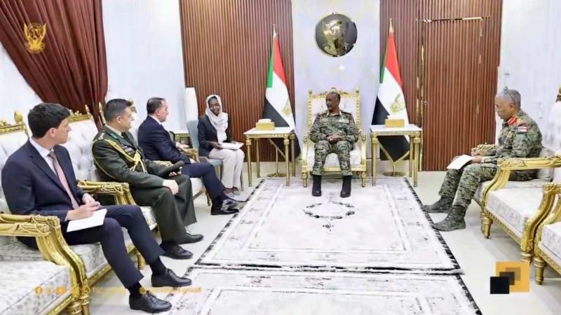 Faşir kentinin düşmesinin ardından Orgeneral el-Burhan, Türk büyükelçisi ve beraberindeki heyetle görüşüyor / Fotoğraf: X