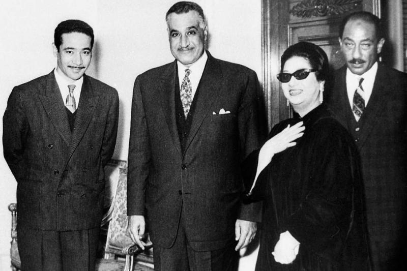 Ümmü Gülsüm, Cemal Abdunnasır (ortada), Enver Sedat (arkada) çalgıcı Muhmadde El-Muci (sağda. 1960'ların sonu, Kahire
