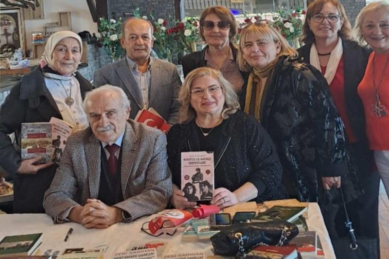 Kitap imza masasında