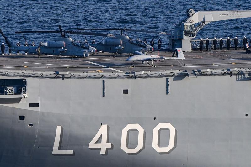 Türkiye Cumhuriyeti'nin kuruluşunun yüzüncü yılını kutlamak için İstanbul Boğazı'nda düzenlenen deniz geçit töreninde, TCG Anadolu (L-400) çok maksatlı amfibi gemisinde bulunan bir Bayraktar TB2 İHA’sı ve helikopterler, 29 Ekim 2023 / Fotoğraf: AFP