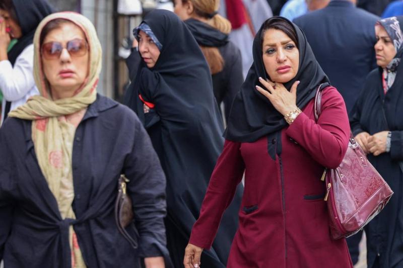 İran'da kadınlara uygulanan başörtüsü meselesi hâlâ tartışılıyor