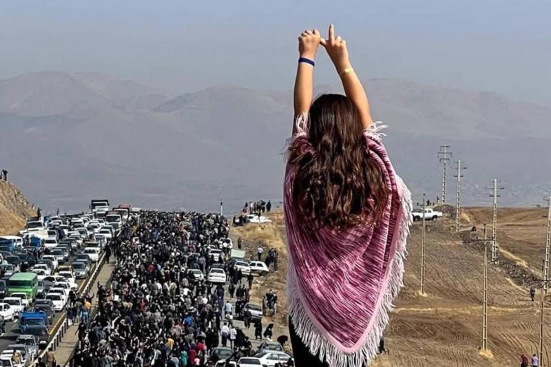 Mahsa Jina Amini sonrası olaylarda kadınlar başörtülerine atmışlardı