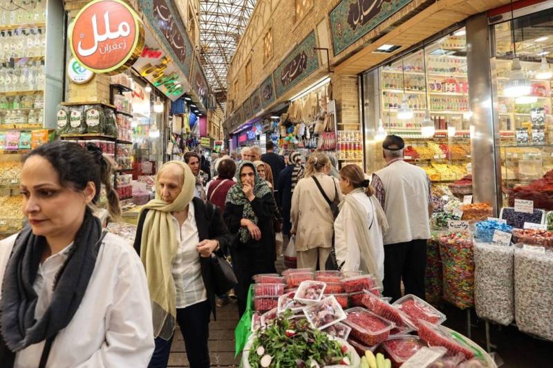 Tahran bazaar bölgesinde kadınlar resmi kanunlara rağmen bildikleri tarzda başörtüsü takıyorlar