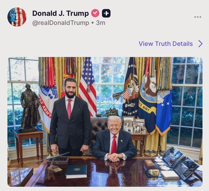 Trump'ın sosyal medya mesajı: (Oturan) Trump ve (ayakta) eş-Şara Oval Ofis'te