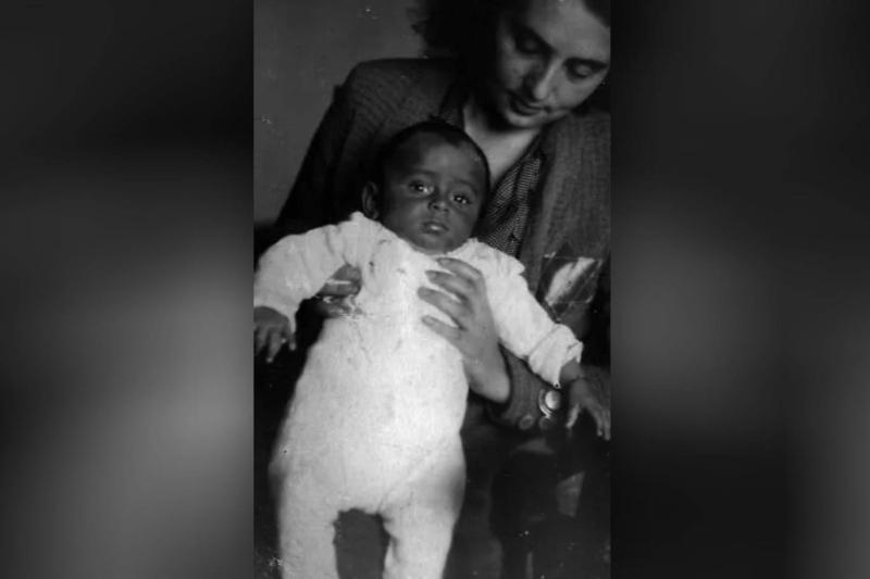 Gabor Mate 4 aylık bir bebekken, annesinin kucağında. Annesinin göğsünde Nazi yönetimi tarafından zorla taktırılan arma bulunuyor