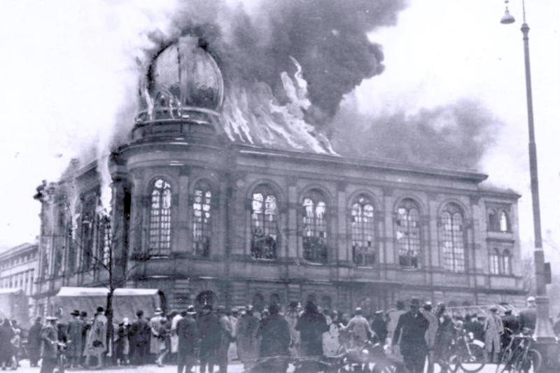  Almanya, Frankfurt’taki Boemestrasse Sinagogu, 10 Kasım 1938’te yanıyor. 9 Kasım gecesi, Nazi rejiminin Almanya genelinde Yahudi mülklerine, sinagoglara ve evlere düzenlediği saldırıların ardından "Kristallnacht" yani "Kırık Camlar Gecesi”" olarak anıldı