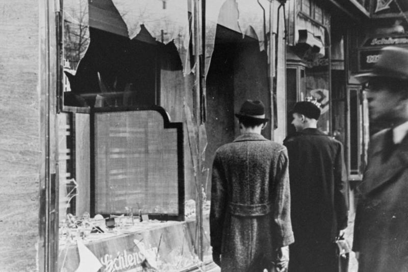 Kırık Camlar Gecesi sırasında yıkılan Yahudi’ye ait bir dükkanın paramparça olmuş vitrini. Berlin, Almanya, 10 Kasım 1938
