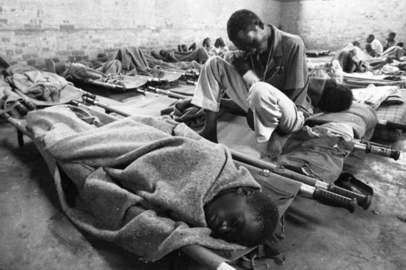Soykırım sırasında yaralanan siviller, Kigali, Ruanda’daki Sainte Famille Kilisesi’nde kurulan geçici bir hastanede tedavi görüyor, 1993 / Fotoğraf: Corrinne Dufka