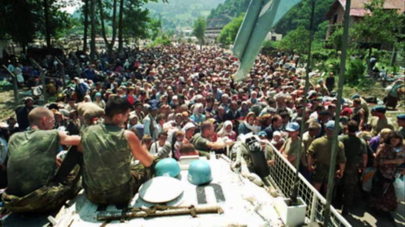 Hollandalı BM barış gücü askerleri, Temmuz 1995’te Srebrenitsa’dan gelen Müslüman mülteciler Potocari köyünde toplanırken zırhlı bir personel taşıyıcısının üzerinde oturuyor / Fotoğraf: AP