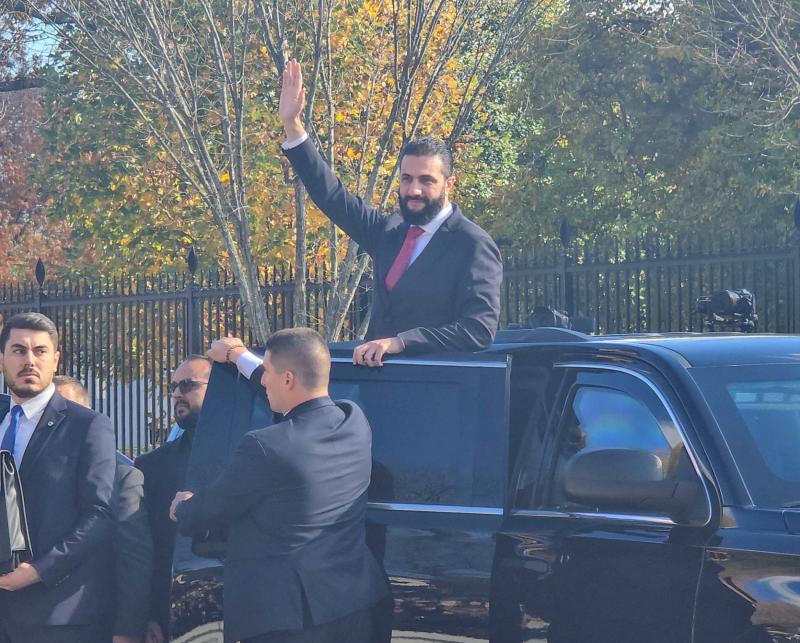 Şara, ABD'nin başkenti Washington’da Trump ile yaptığı görüşmenin ardından Beyaz Saray önünde destekçilerini selamlıyor, 10 Kasım 2025 / Fotoğraf: Reuters