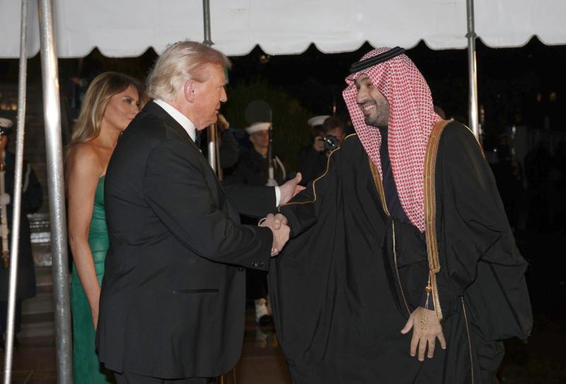 Suudi Arabistan Veliaht Prensi Muhammed bin Selman, Beyaz Saray'da onuruna düzenlenen akşam yemeğine katılırken, ABD Başkanı Trump ve eşi First Lady Melania tarafından karşılandı / Fotoğraf: SPA
