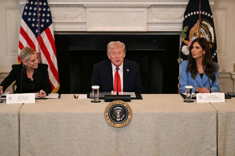 ABD Başkanı Donald Trump, Adalet Bakanı Pamela Jo Bondi (solda) ve İç Güvenlik Bakanı Kirstjen Nielsen (sağda) ile birlikte, Beyaz Saray'ın Devlet Yemek Salonu'nda Antifa konulu yuvarlak masa toplantısında konuşurken, 8 Ekim 2025 / Fotoğraf: AFP